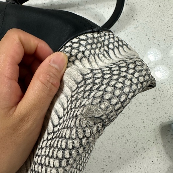 Vince Camuto genuine leather bucket bag - Picture 7 of 9